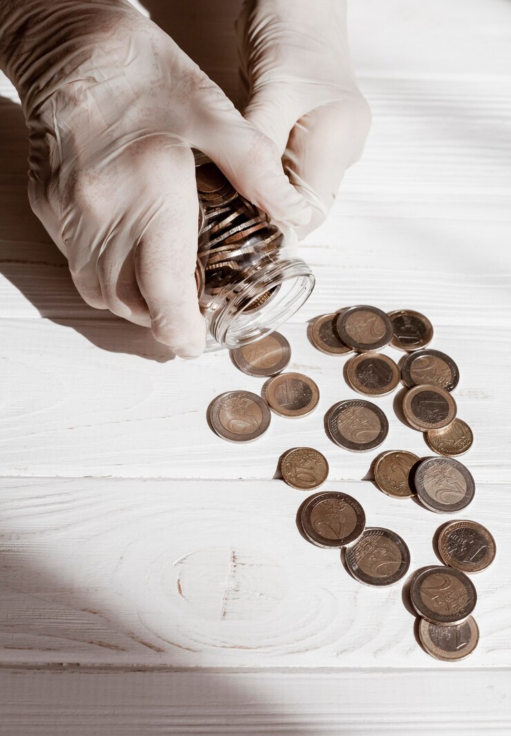 Foto gratuito manos con guantes y monedas de protección