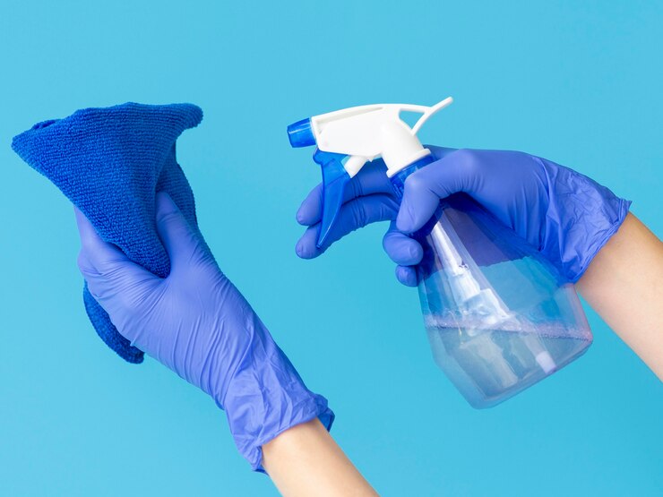 Foto gratuito manos con guantes quirúrgicos con tela y ablución