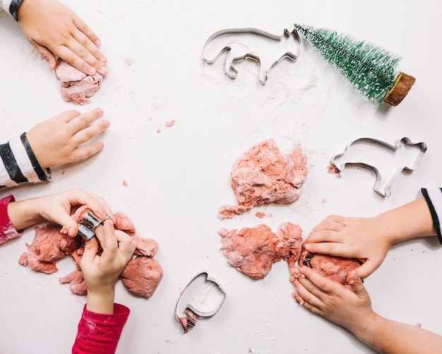 Manos haciendo galletas de navidad