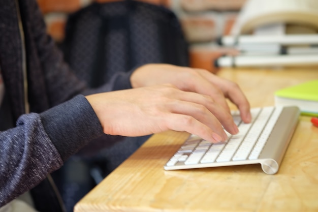 Manos del hombre asiático usando el teclado, concepto de medios de comunicación social