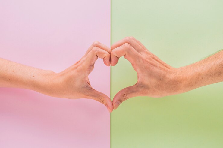 Foto gratuito manos de hombre y mujer mostrando símbolo de corazón