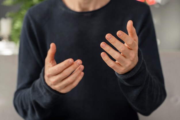 Manos del hombre de primer plano en la oficina de terapia