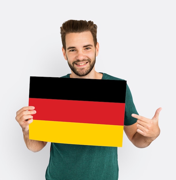 Las manos del hombre sostienen el patriotismo de la bandera de Alemania Deutschland