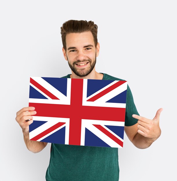 Las manos del hombre sostienen el patriotismo de la bandera de Inglaterra Reino Unido