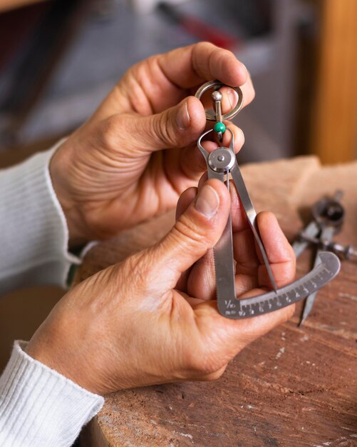 Manos de joyero haciendo un anillo