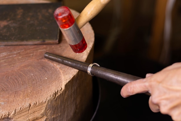 Manos de joyero midiendo un anillo