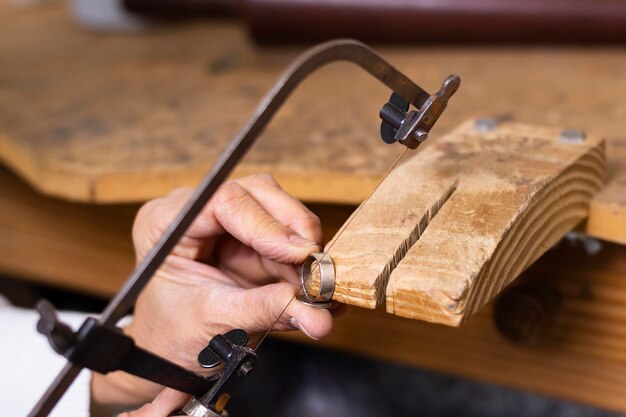 Manos de joyero trabajando en un anillo