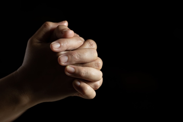 Foto gratuito manos juntas en oración