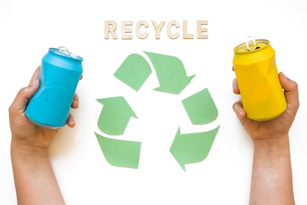 Manos con latas y letras de reciclaje con logo