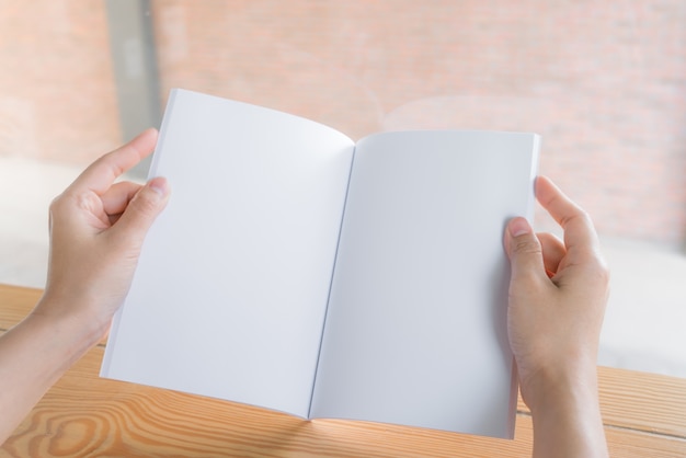 Foto gratuita manos con una libreta en blanco