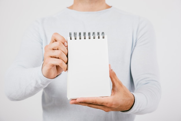 Manos masculinas sujetando una libreta