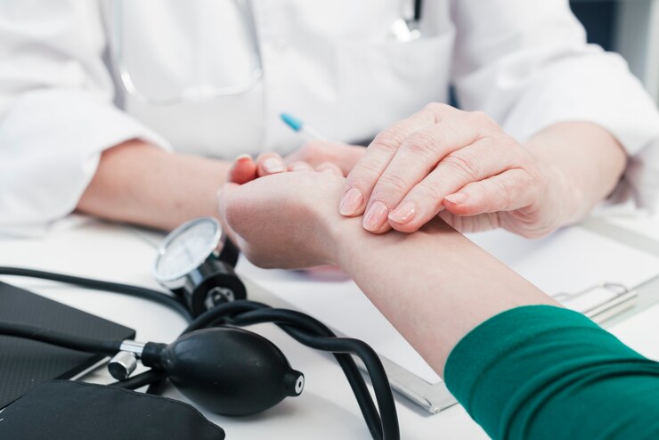 Foto gratuito manos de médico atendiendo a un paciente
