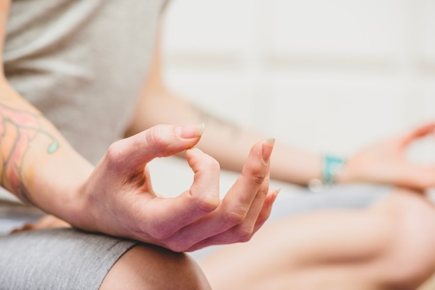 Manos de meditar mujer