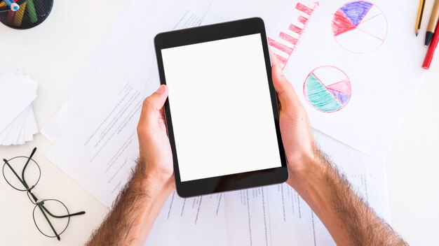 Manos mostrando una tablet con la pantalla en blanco