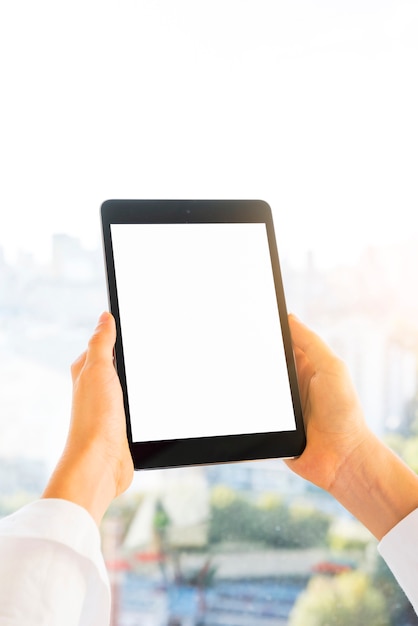 Manos mostrando una tablet con la pantalla en blanco