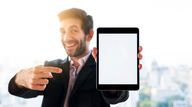 Foto gratuita manos mostrando una tablet con la pantalla en blanco