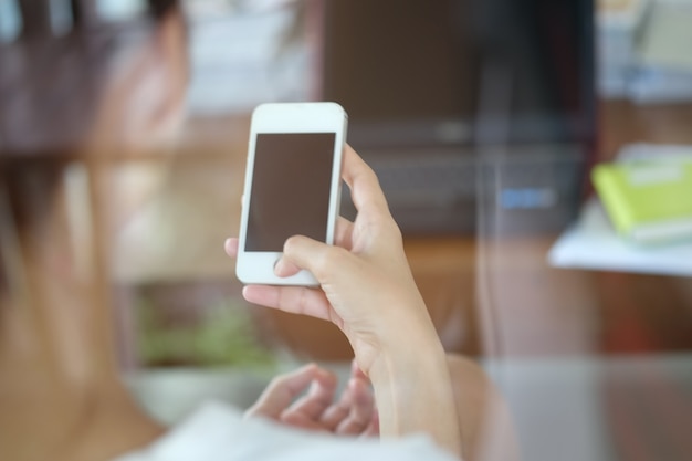 Manos de mujer asiática utilizando teléfono inteligente, concepto de medios de comunicación social