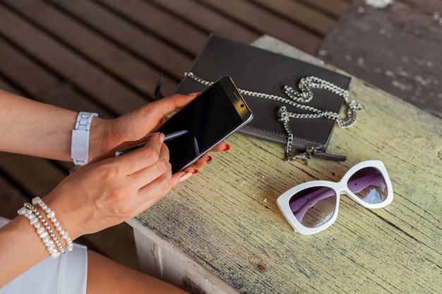 Manos de mujer elegante con smartphone