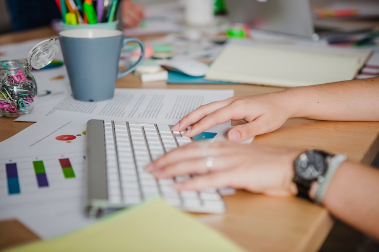 Foto gratuito manos de la mujer escribiendo en la oficina