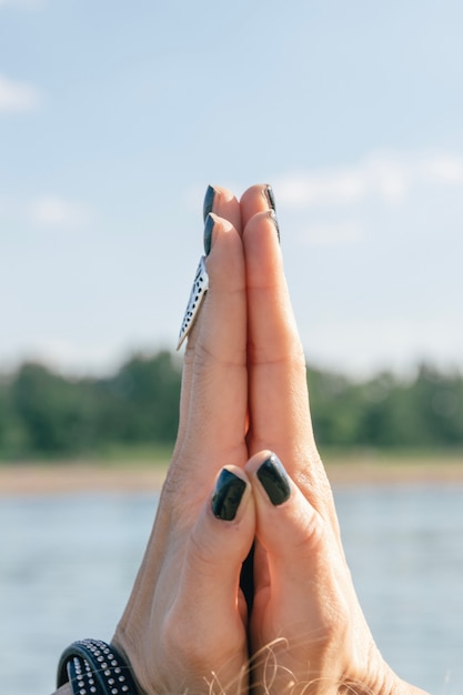 Manos de mujer haciendo yoga