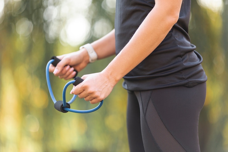 Foto gratuito manos de mujer preparándose para ejercicios de fitness