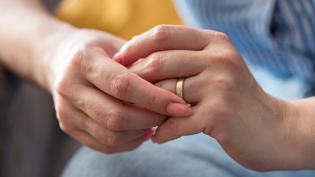 Manos de mujer de primer plano con anillo