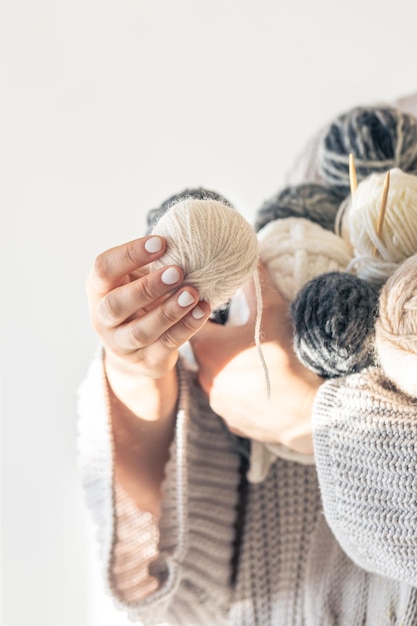 Foto gratuita manos de mujer de primer plano sosteniendo varias bolas de hilo de colores