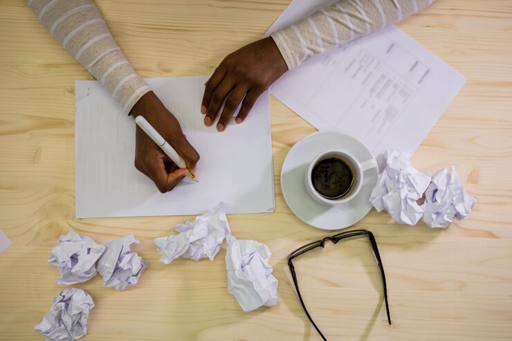Foto gratuito manos de mujer que escribe en papel en blanco