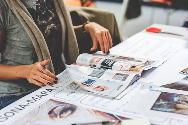 Foto gratuita manos de mujer con una revista