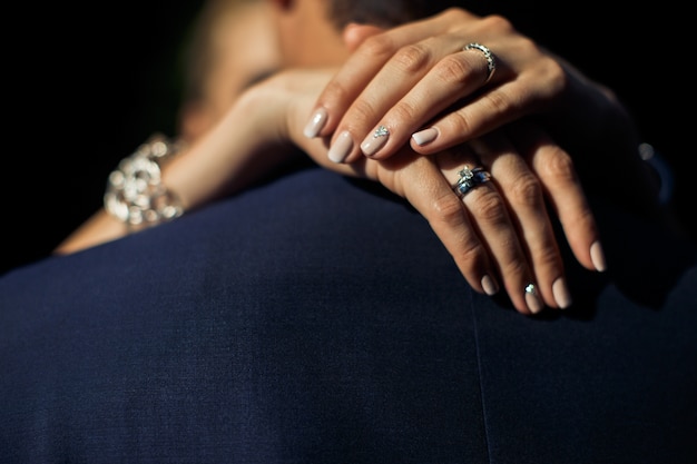 Foto gratuita manos de una mujer sobre la espalda de un hombre