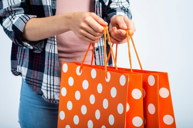 Foto gratuita manos de mujer sosteniendo bolsas de compras