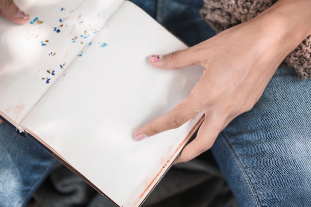 Foto gratuita manos de mujer sosteniendo cuaderno