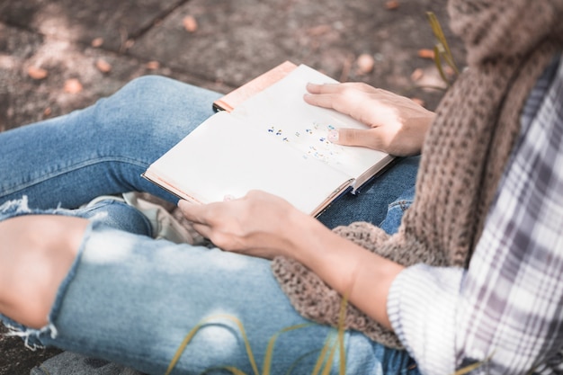 Manos de mujer sosteniendo el libro