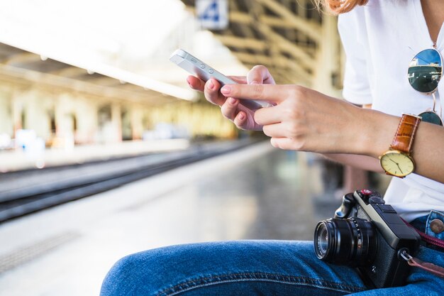 Manos de mujer sosteniendo teléfono inteligente