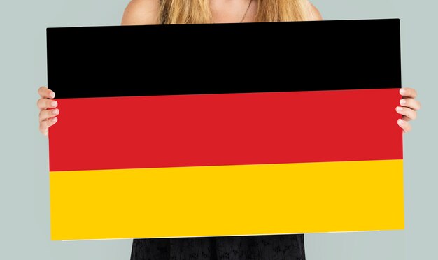 Manos de mujer sostienen el patriotismo de la bandera de Alemania Deutschland