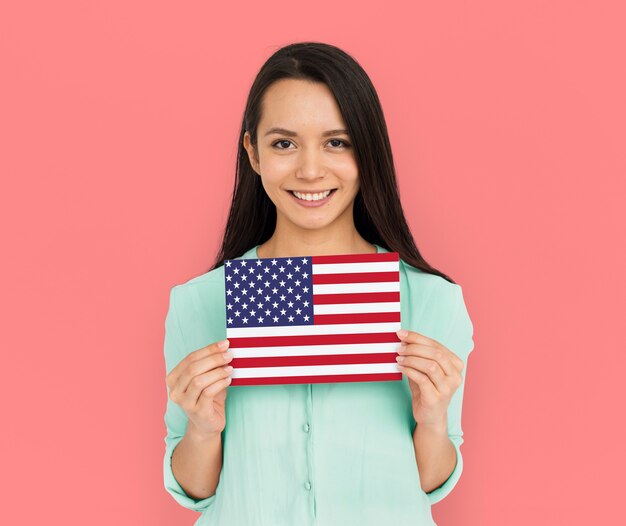 Manos de mujer sostienen el patriotismo de la bandera americana