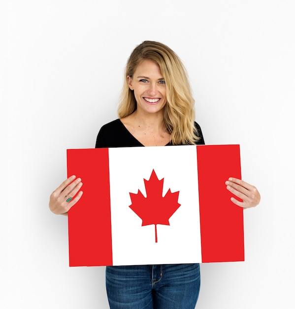 Manos de mujer sostienen el patriotismo de la bandera de Canadá