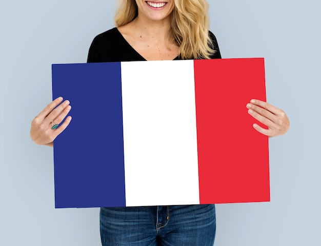 Manos de mujer sostienen el patriotismo de la bandera francesa de Francia