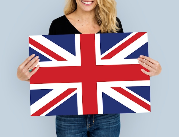 Manos de mujer sostienen patriotismo de bandera de Inglaterra Reino Unido