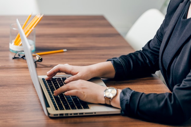 Manos de la mujer de trabajo de oficina