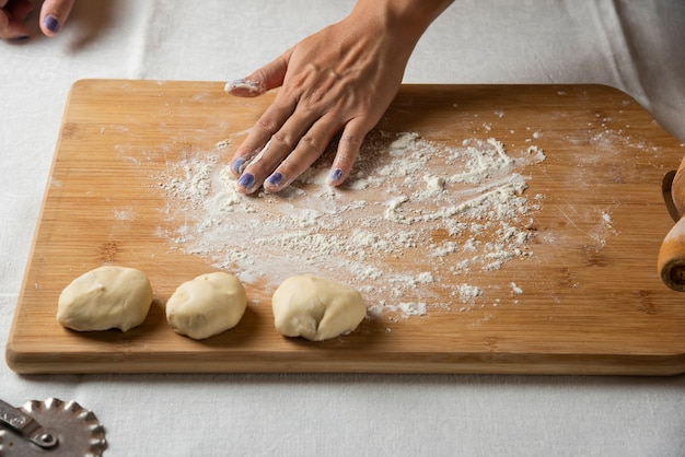 Las manos de las mujeres hacen masa para gutab plato azerbaiyano.