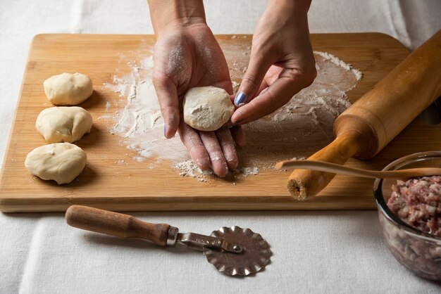 Manos de mujeres haciendo preparación para gutab plato azerbaiyano.