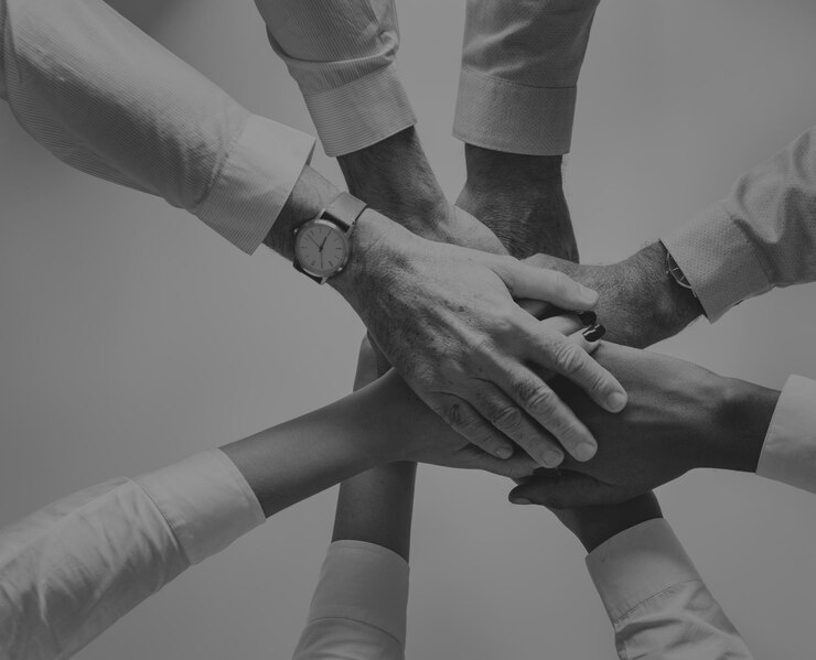 Foto gratuito manos de negocios unidas trabajo en equipo