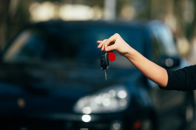 Manos de niña con llave de coche nuevo