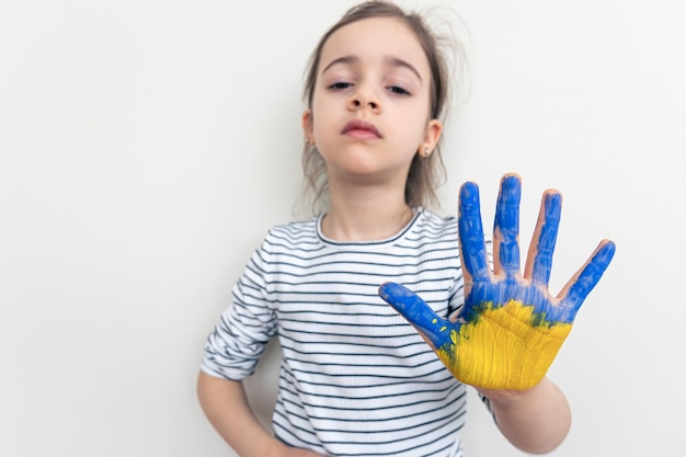 Foto gratuita manos de niños pintadas en los colores de la bandera de ucrania