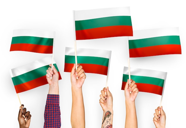 Foto gratuita manos ondeando banderas de bulgaria