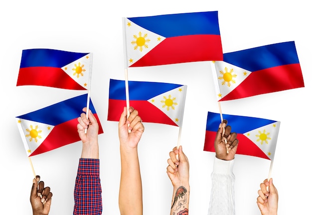 Manos ondeando banderas de las Filipinas