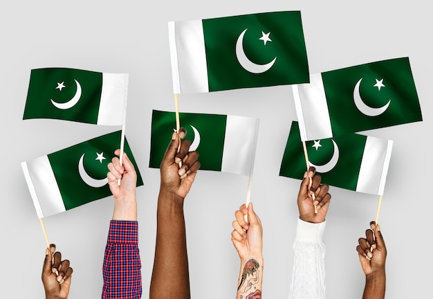 Foto gratuita manos ondeando banderas de pakistán