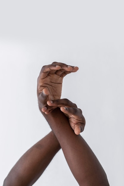 Foto gratuita manos de una persona negra americana