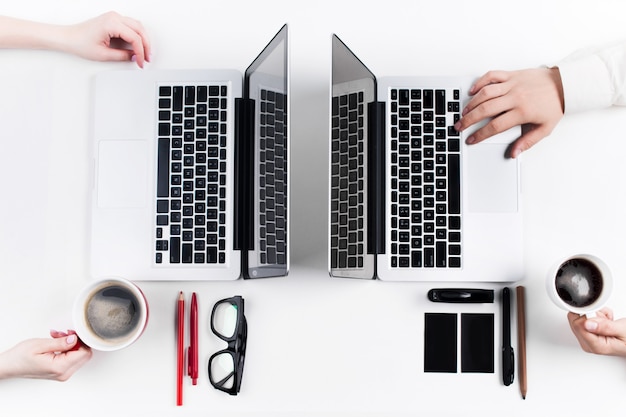 Foto gratuita manos de personas que trabajan en la oficina. tecnología.